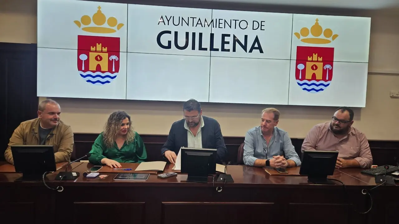 Firma del acuerdo de la Semana Santa de Guillena.
