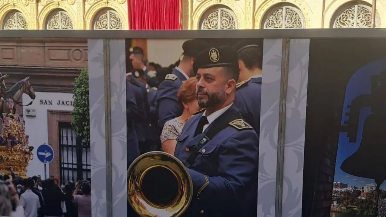 La foto de Adri&aacute;n est&aacute; expuesta en la Plaza de San Francisco
