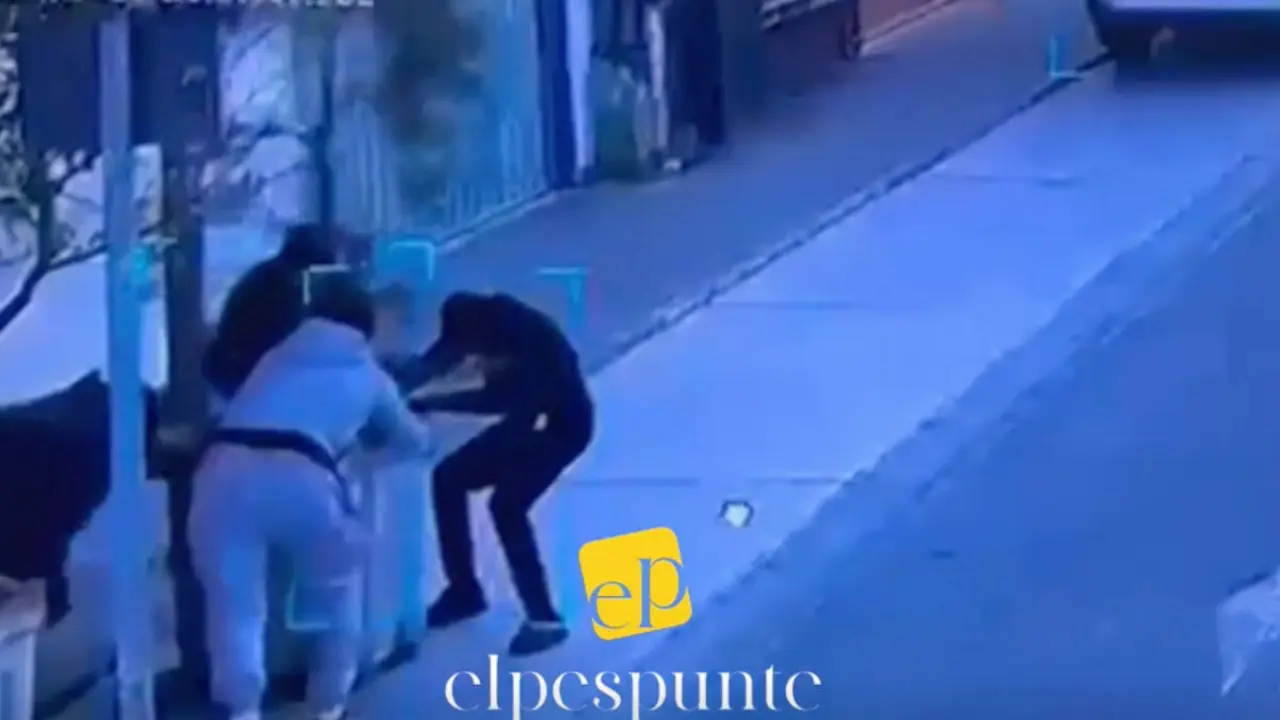 Instante en el que los autores intentan retirar un macetero para facilitar el acceso al mes&oacute;n durante el asalto.