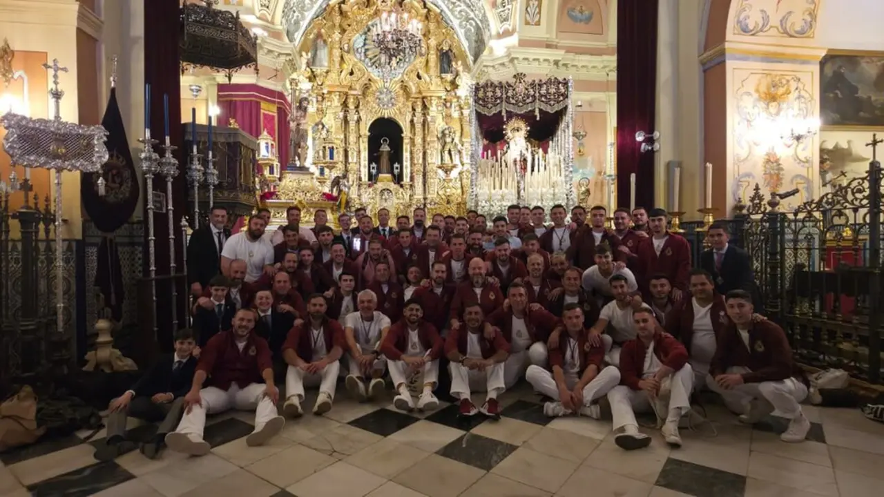 Cuadrilla de costaleros del paso de la Virgen de los Dolores, poco antes de empezar este a&ntilde;o la estaci&oacute;n de penitencia