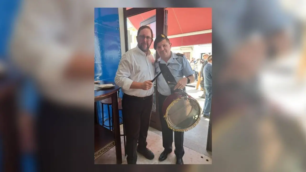 Silverio Blanca, uno de los propietarios de La Mazaroca, recibiendo las baquetas de mano del sobrino de Antonio Garc&iacute;a P&eacute;rez