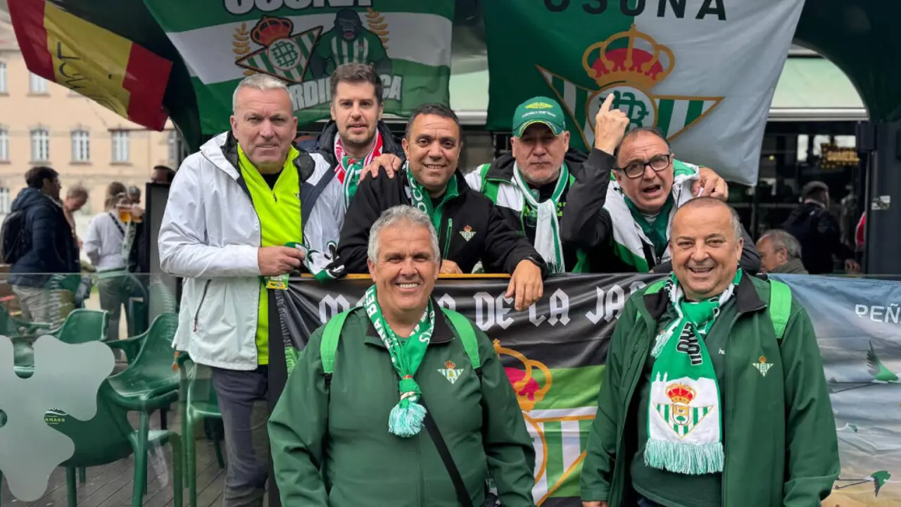 Aficionados verdiblancos, en la previa del partido de cuartos de final del Betis en Braga.