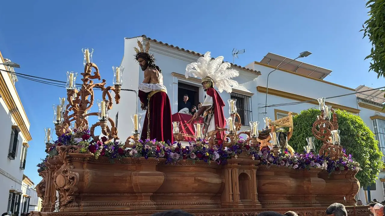 El paso de Jes&uacute;s de la Salud en su &uacute;ltima salida el Sabado de Pasi&oacute;n. Foto: C.G.