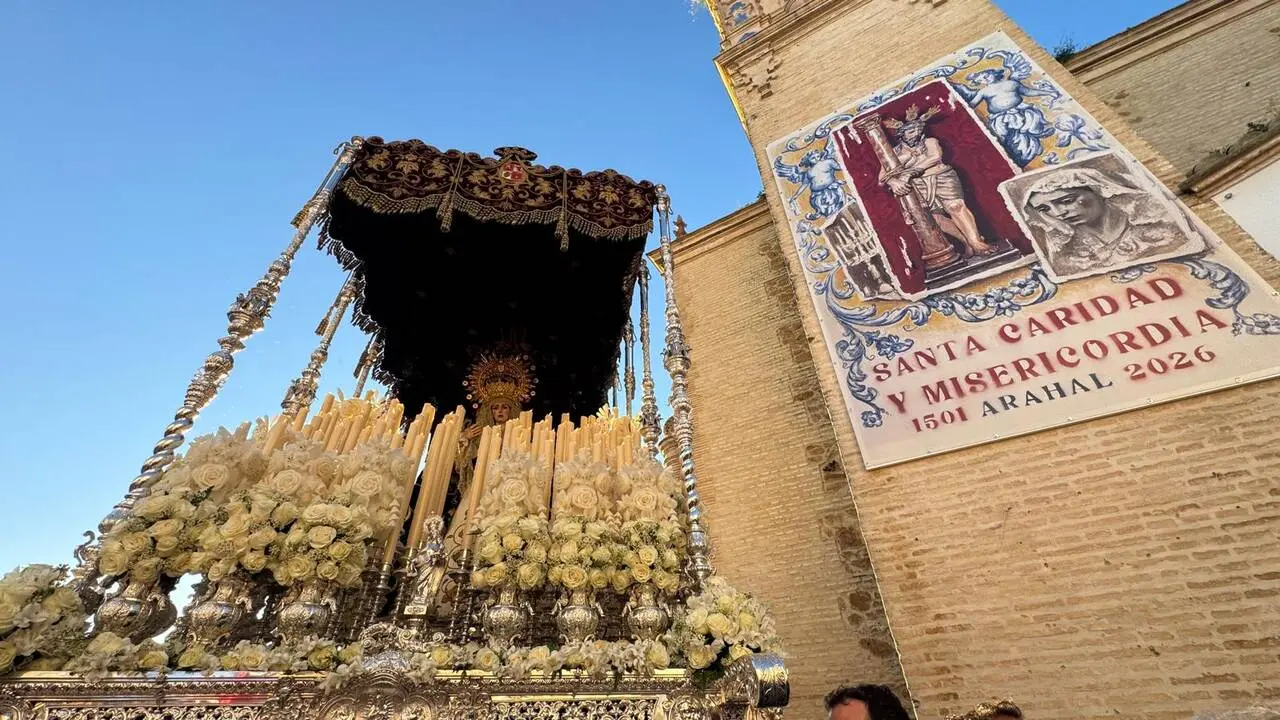 El cartel del 525 aniversario de la Hermandad de la Misericordia como testigo de la salida de la Virgen de los Dolores / Carmen Gonz&aacute;lez