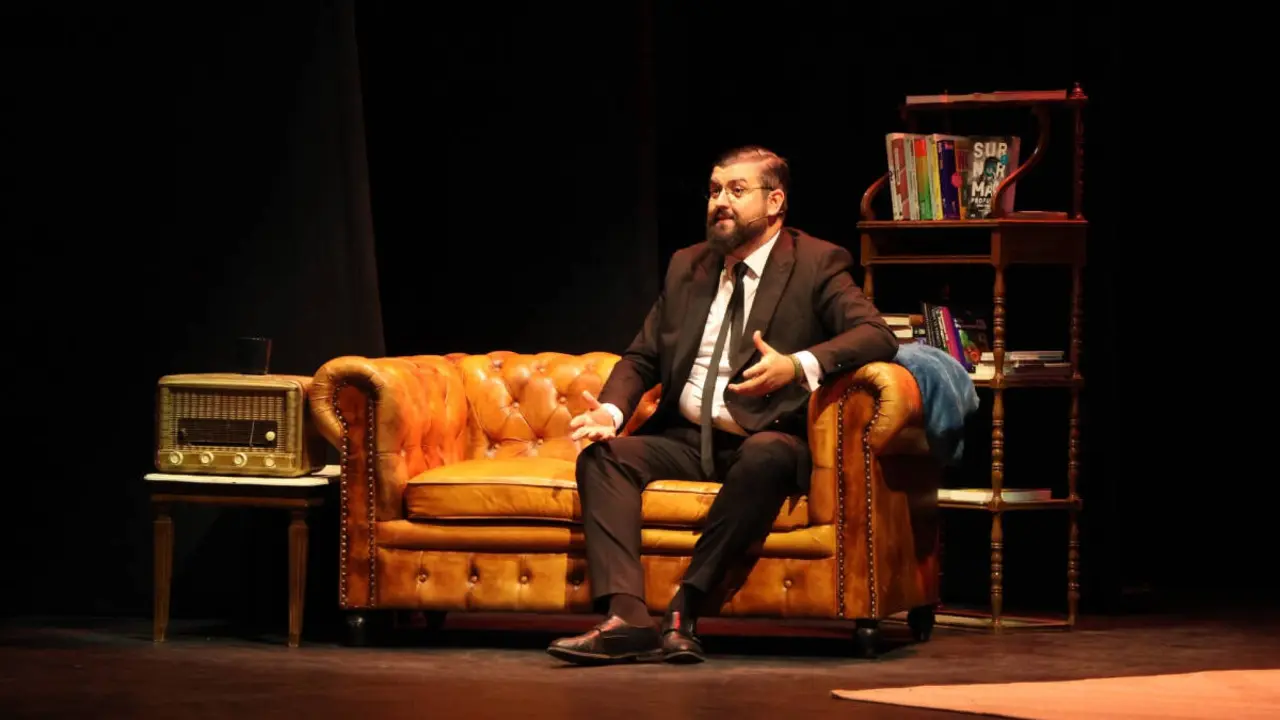 Manu S&aacute;nchez durante un momento de su actuaci&oacute;n en el Teatro Municipal &Aacute;lvarez Quintero de Osuna, que registr&oacute; un lleno absoluto.