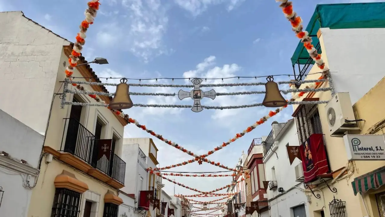 Calle San Antonio decorada para recibir al paso el 13 de junio. Foto: C.G.