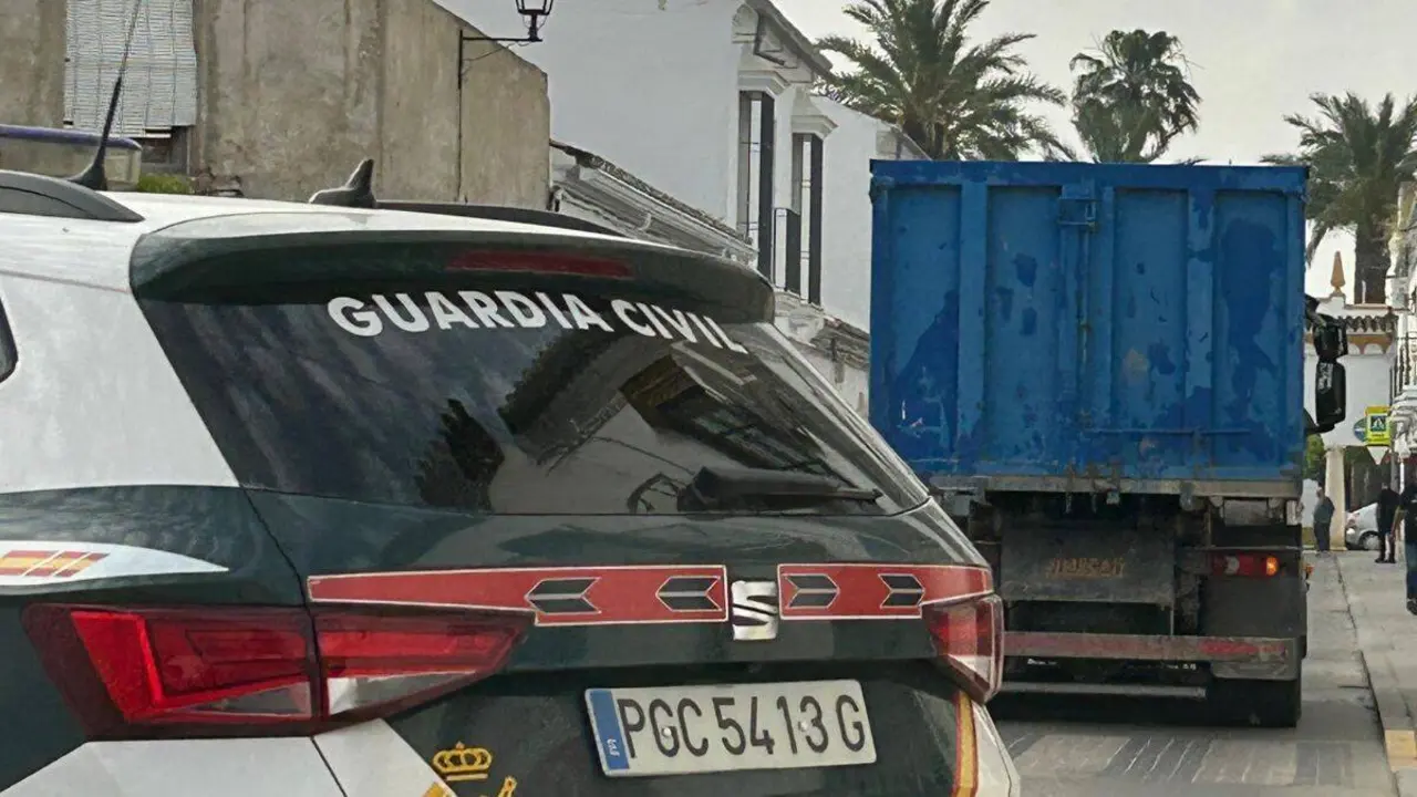 Operativo de la Guardia Civil en la calle Conde de Ure&ntilde;a (Osuna).