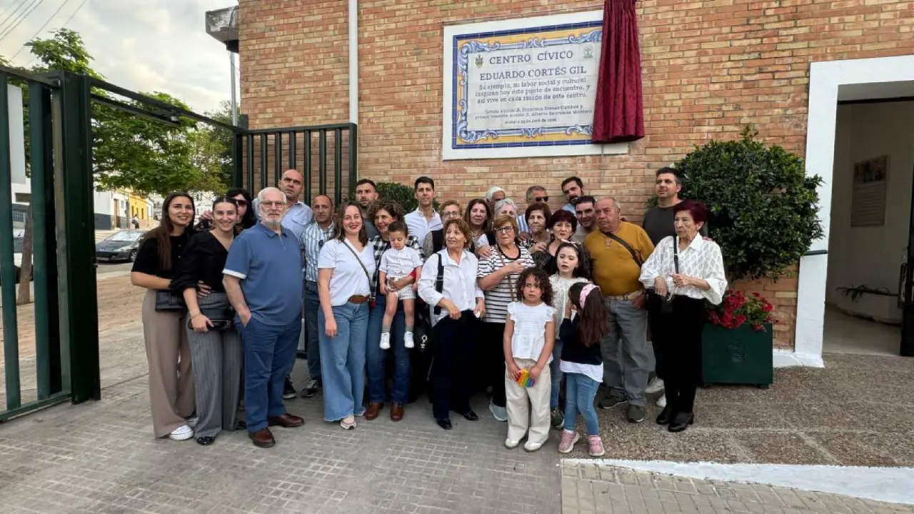 Familia y amigos de Eduardo Cort&eacute;s que han asistido hoy a su homenaje. Foto: C.G.
