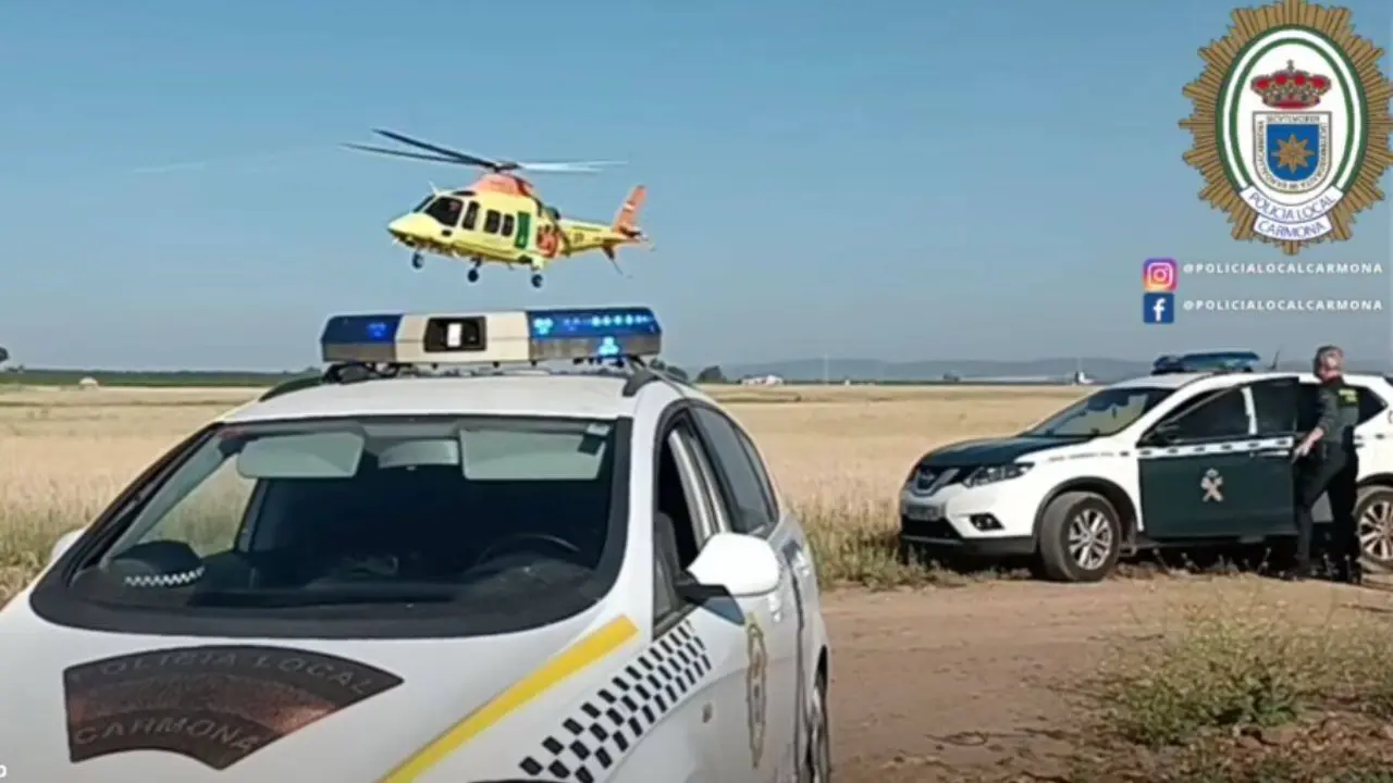 Servicios de emergencia. Imagen compartida por la Polic&iacute;a Local de Carmona.