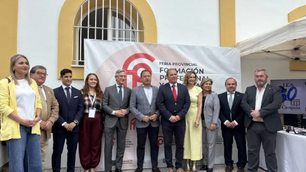 Ricardo S&aacute;nchez Ant&uacute;nez, delegado del Gobierno de la Junta de Andaluc&iacute;a,&nbsp;Inmaculada Troncoso, directora General de Formaci&oacute;n Profesional y Educaci&oacute;n Permanente, y&nbsp;Miguel &Aacute;ngel Ara&uacute;z Rivero, delegado Territorial de Desarrollo Educativo, FP, Universidad, Investigaci&oacute;n e Innovaci&oacute;n en la Feria Provincia de FP de Arahal.