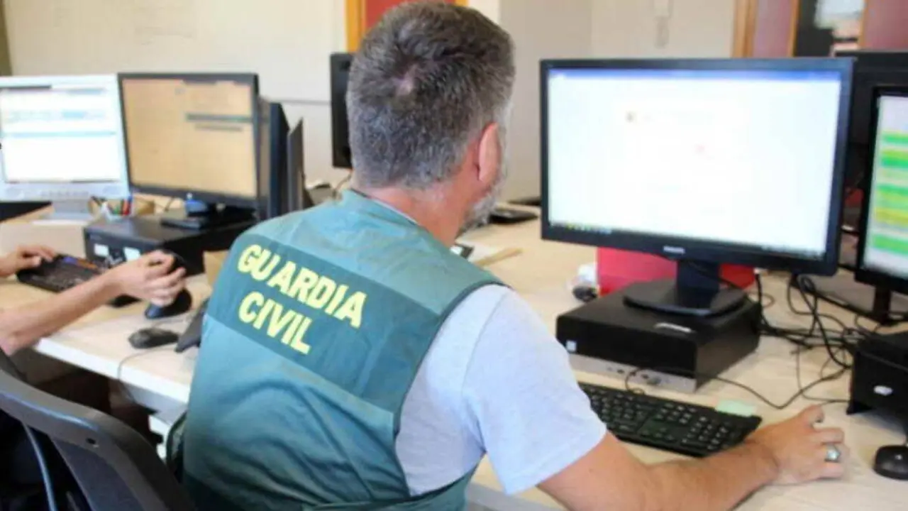Agente de la Guardia Civil analiza informaci&oacute;n.