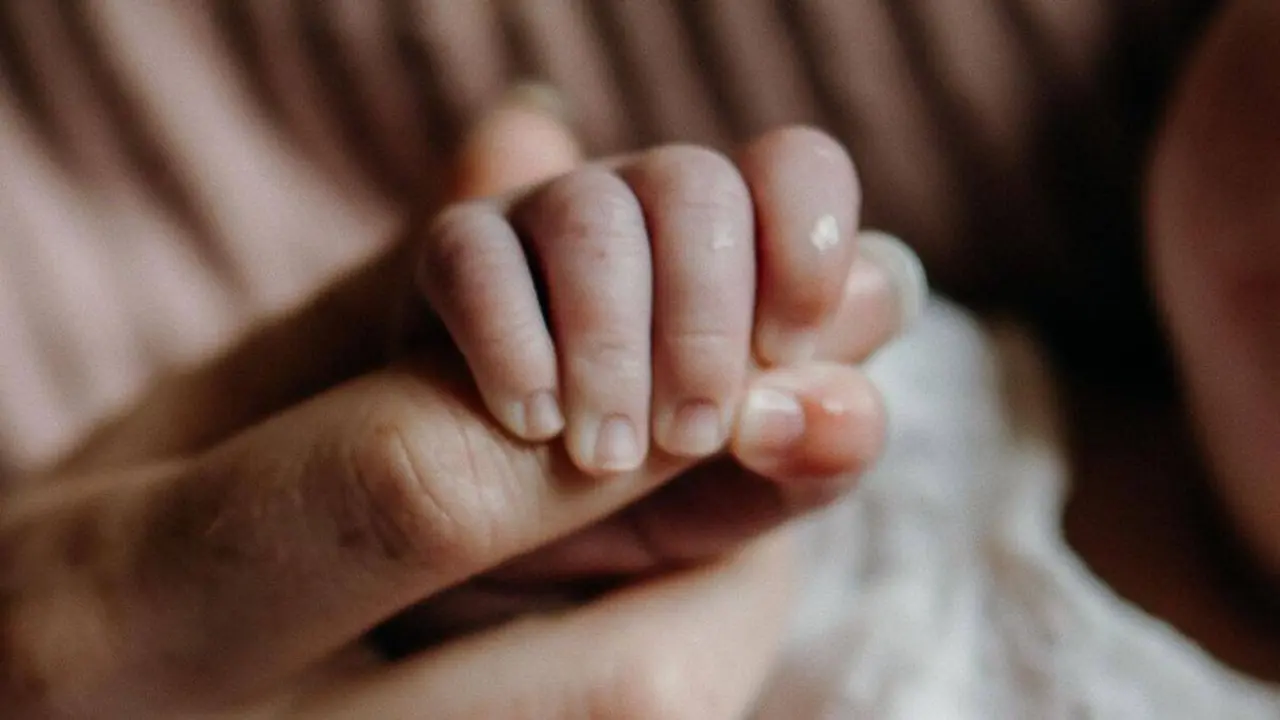 Madre y beb&eacute;. Imagen de Pixabay.