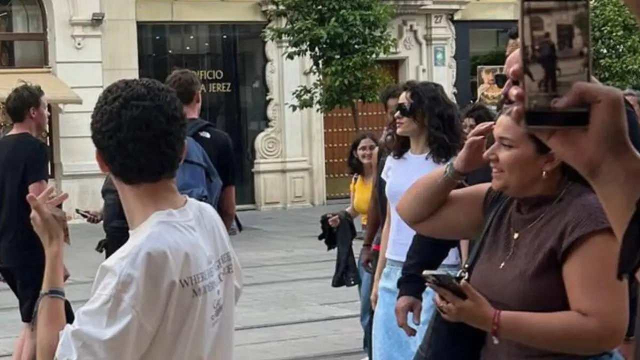 Rosal&iacute;a de paseo por la avenida de la Constituci&oacute;n de Sevilla.