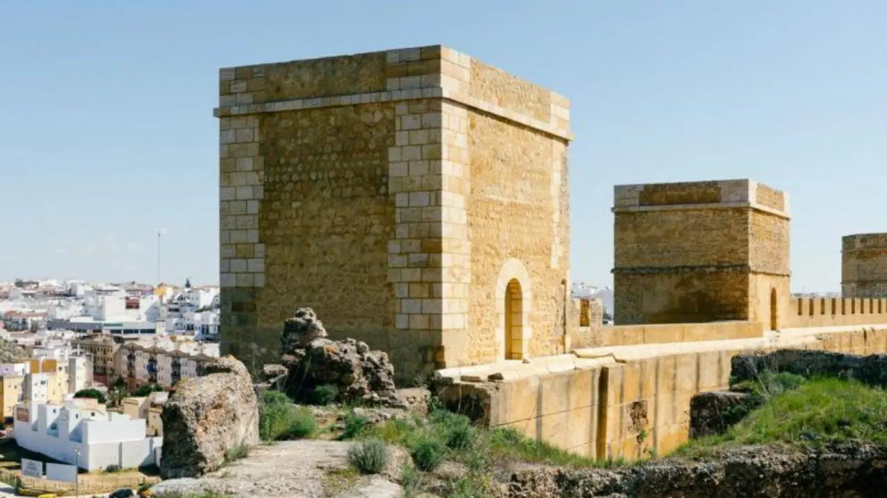 Castillo de Alcal&aacute; de Guada&iacute;ra. Imagen de Turismo de la provincia de Sevilla.