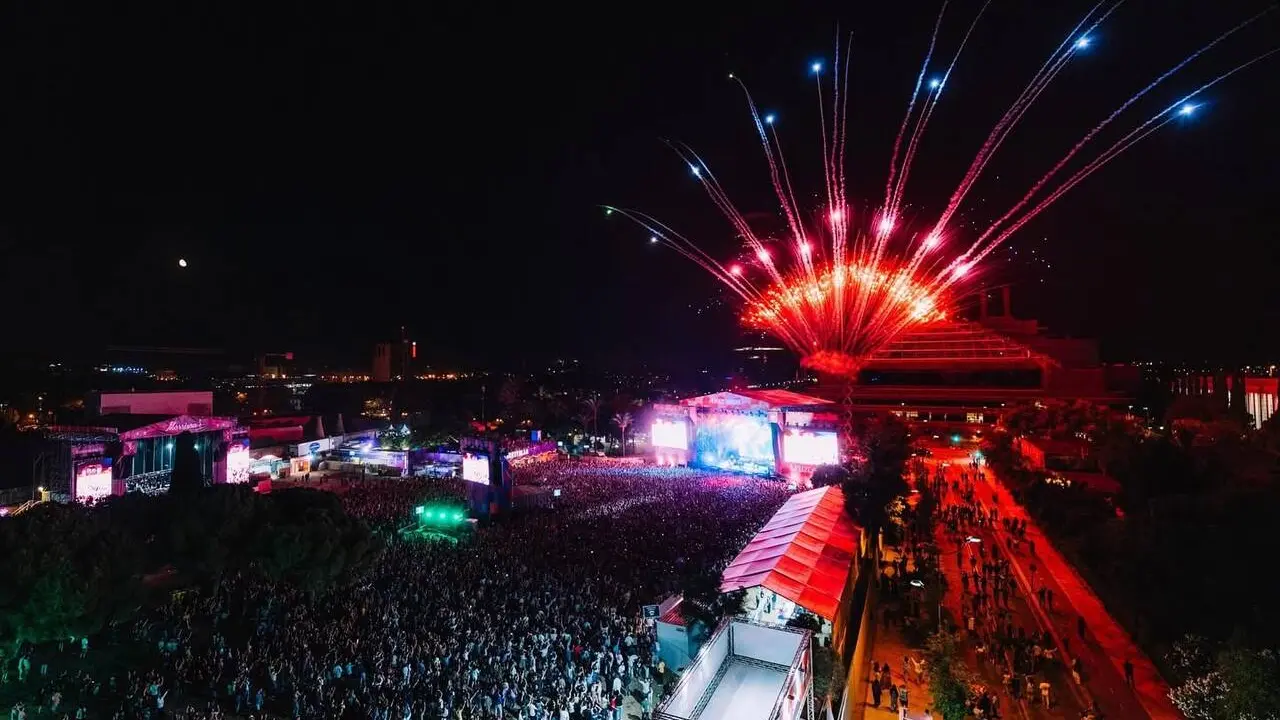 Vista a&eacute;rea del recinto del Interestelar Sevilla durante una de las jornadas del festival, que re&uacute;ne a cerca de 40.000 personas en la Cartuja.