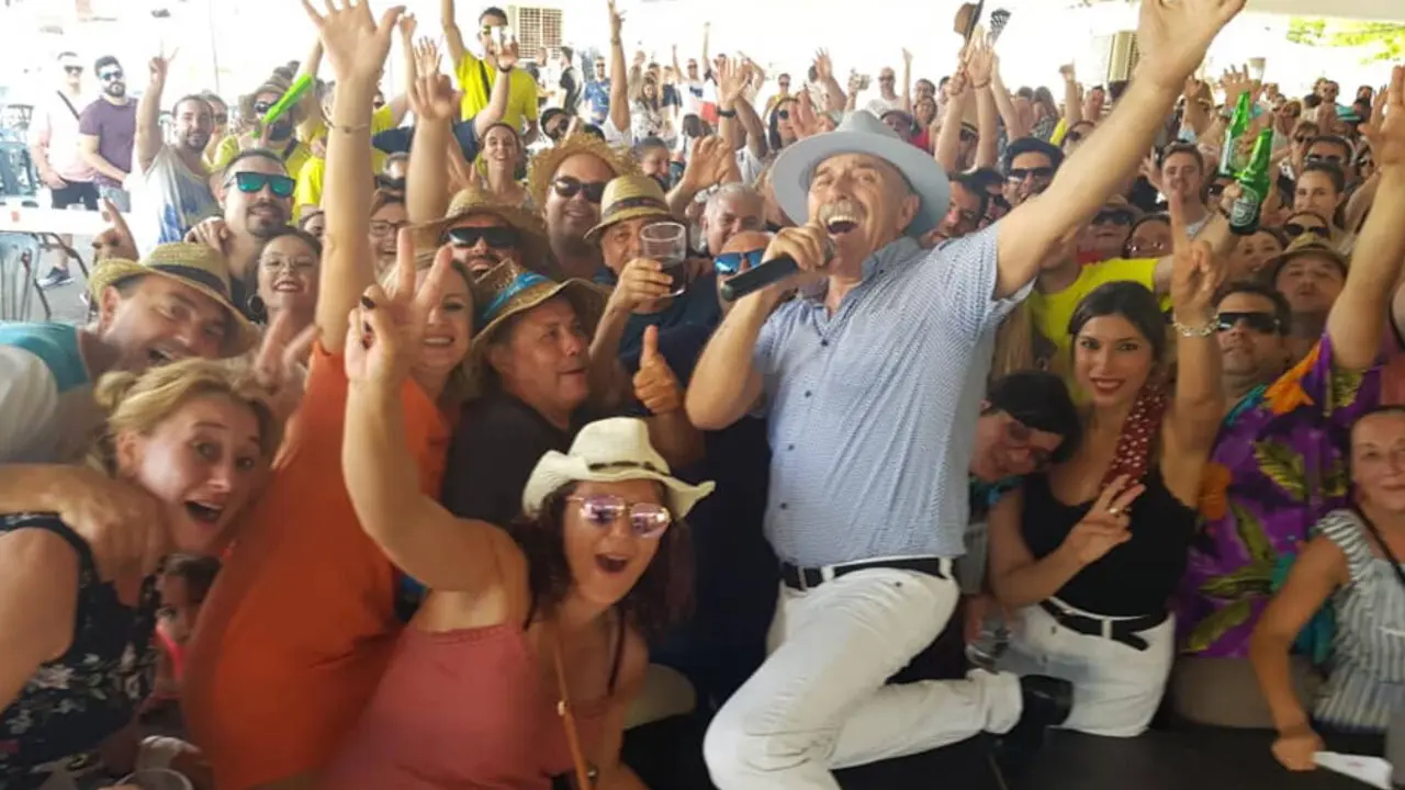 Salvador Gallardo hace participar al p&uacute;blico durante uno de sus conciertos.