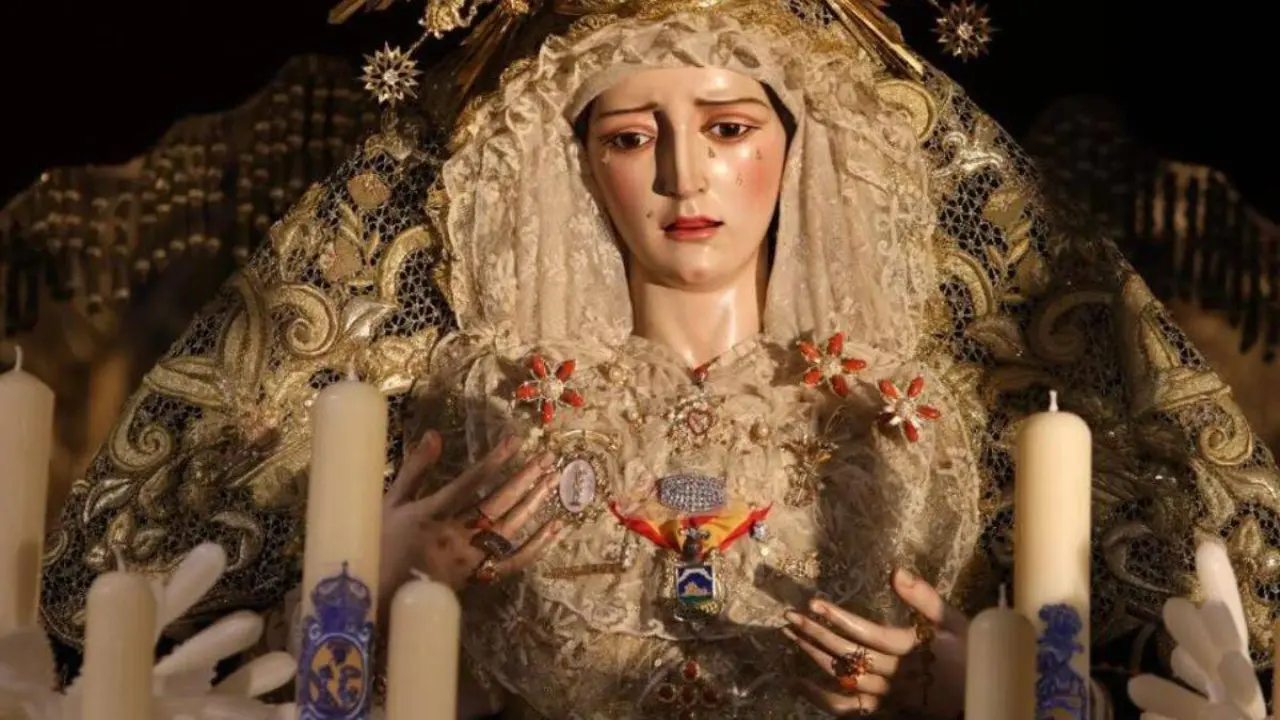 La Virgen de los Dolores de Arahal luce en el tocado los dos nuevos broches realizados por este 525 aniversario / Hermandad