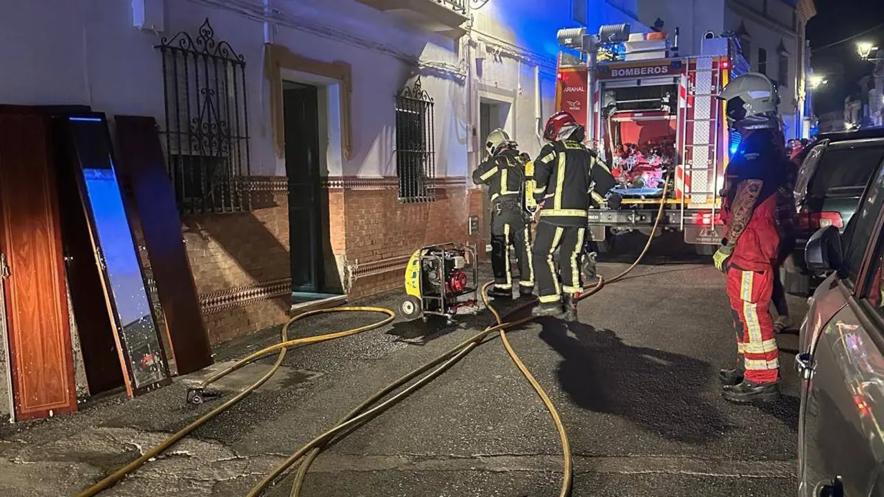 Los bomberos de Arahal en el incendio de la vivienda