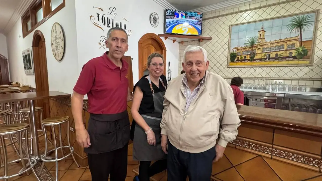 Manolo Segura Garc&iacute;a, Rosa Mar&iacute;a Segura y Manolo Segura Oliva, propietarios de La T&oacute;rtola. Foto: C.G.
