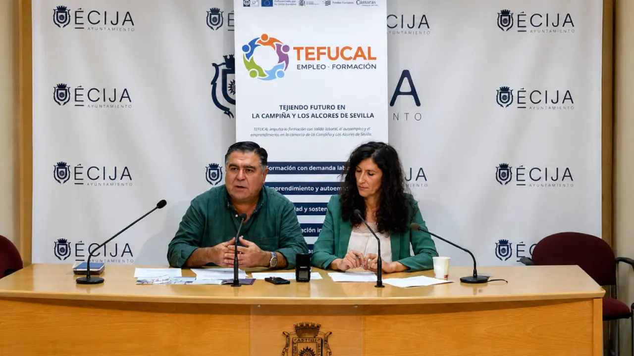 La presidenta de la Asociaci&oacute;n, Silvia Heredia, y el gerente, Juan Jos&eacute; Saucedo, durante el acto de presentaci&oacute;n de TEFUCAL y de las cinco acciones formativas impulsadas en los municipios de la Campi&ntilde;a y Los Alcores.