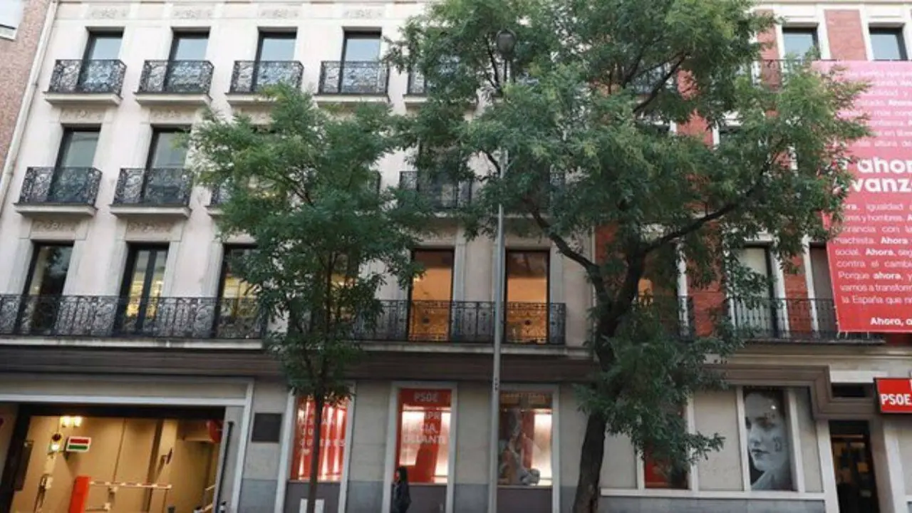 Fachada de la sede del PSOE en la calle Ferraz.