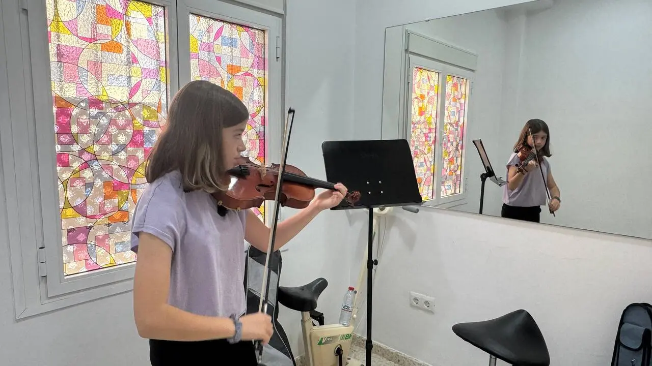 Carmen Rosado P&eacute;rez, la &uacute;nica representante de Arahal en la Infantil de la Orquesta Filarmon&iacute;a de Sevilla. Foto: C.G.
