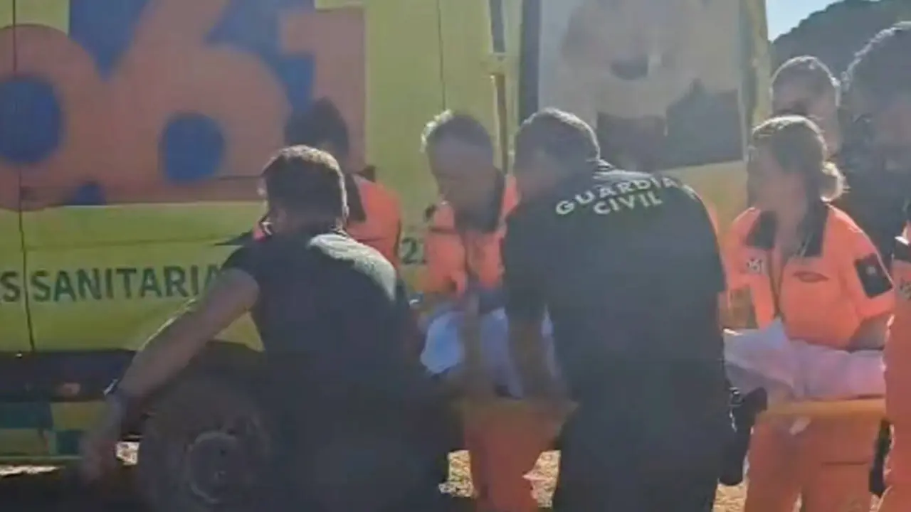 La Guardia Civil y el 061 auxilian a una peregrina herida durante el retorno de las hermandades en Umbrete.