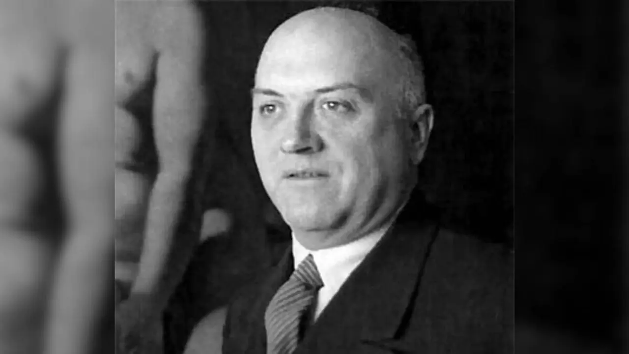 Adriano del Valle.