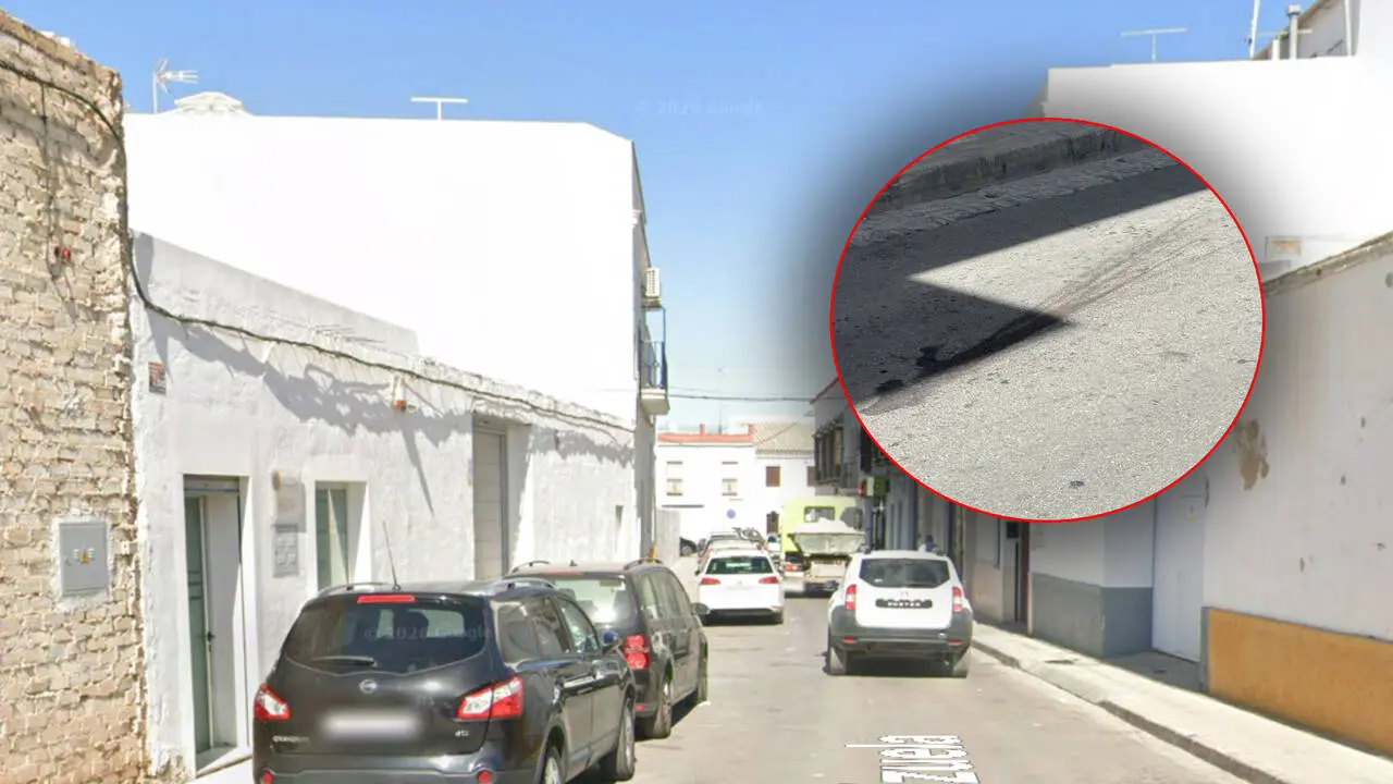 Manchas de sangre visibles en la calle Albarizuela tras el apu&ntilde;alamiento registrado durante la madrugada de este martes.