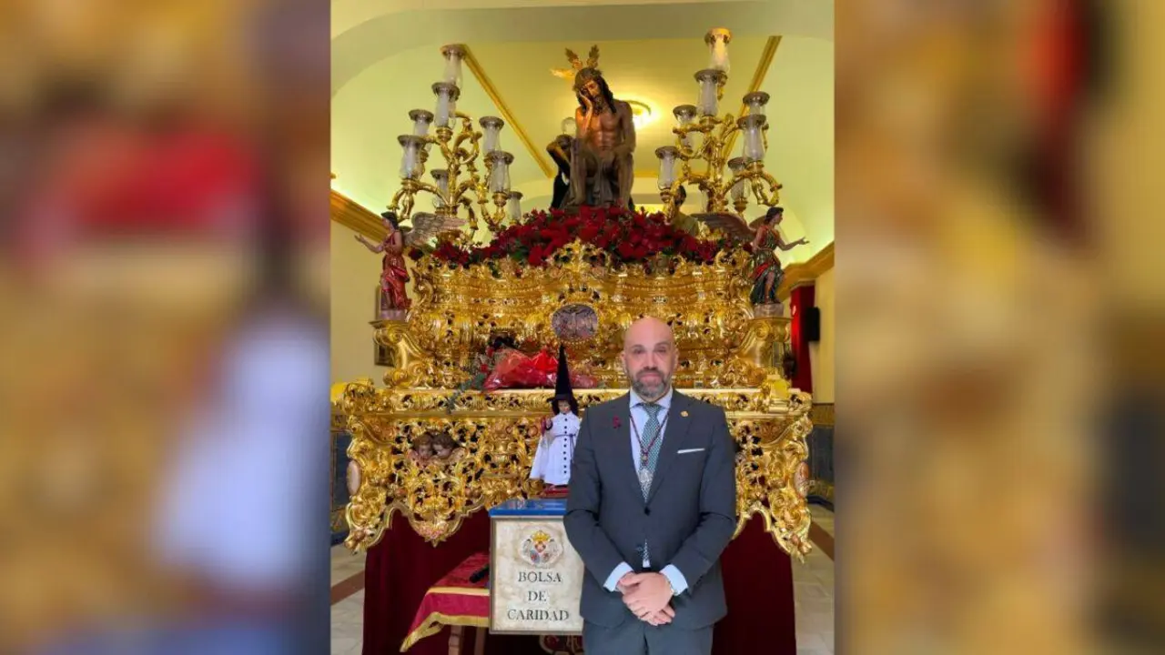 Miguel &Aacute;ngel Mar&iacute;n Portillo junto al Sant&iacute;simo Cristo de la Humildad de la Hermandad de la Humildad de Mairena del Alcor.
