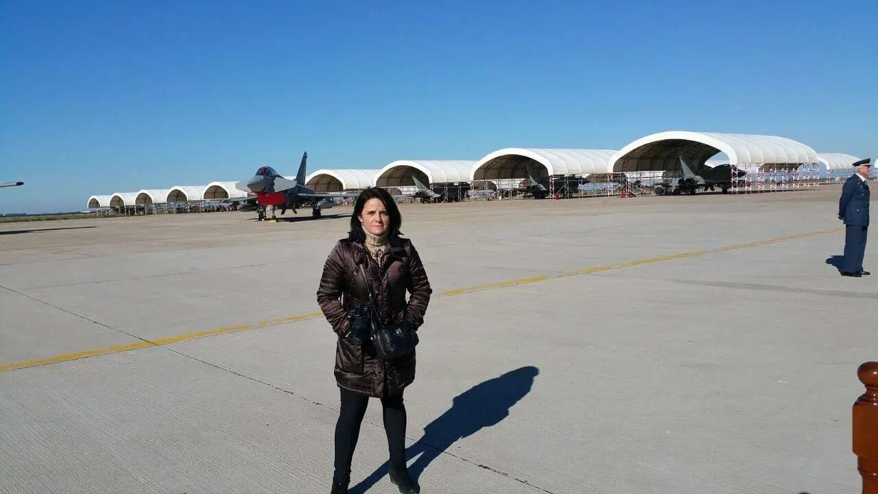 Carmen Gonz&aacute;lez, durante una cobertura informativa en la Base A&eacute;rea de Mor&oacute;n.
