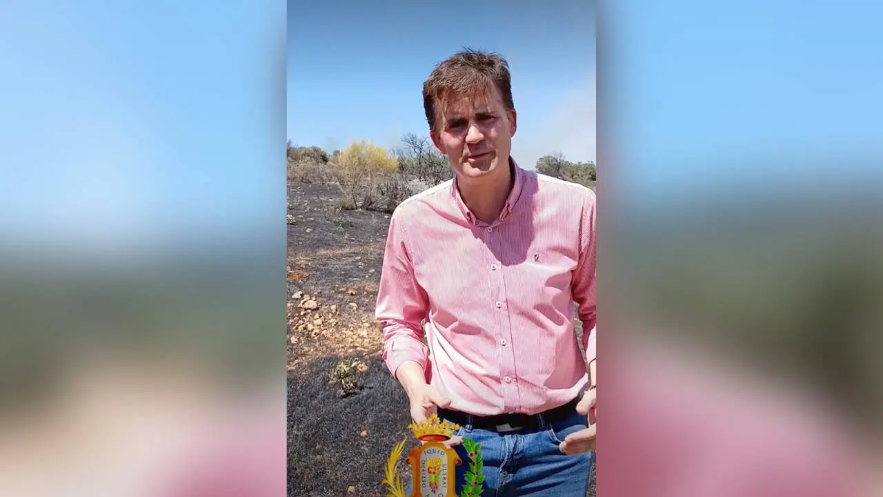 Antonio Jes&uacute;s Mu&ntilde;oz, alcalde de Estepa, durante el seguimiento de las labores de extinci&oacute;n del incendio forestal declarado este mi&eacute;rcoles en el t&eacute;rmino municipal.