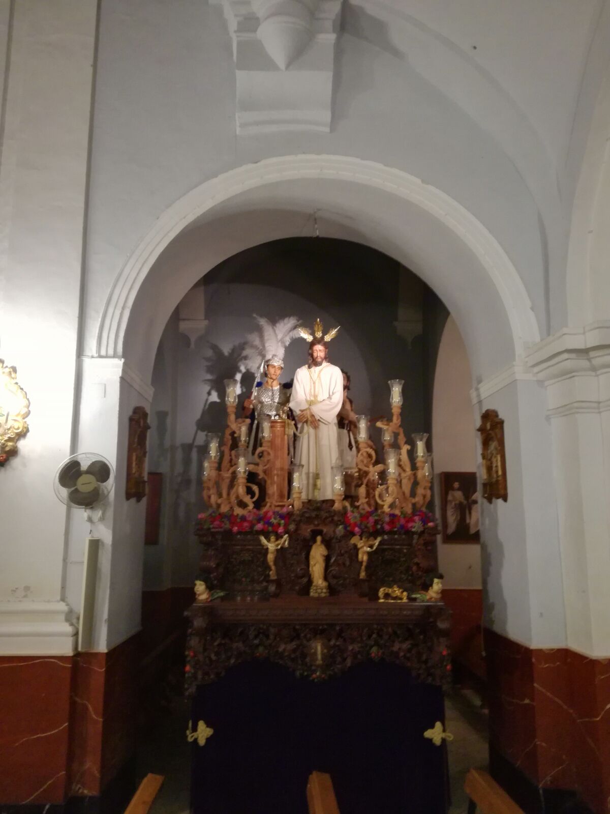 La imagen del Cristo atado a la columna se viste de blanco para celebrar la Pascua de Resurección