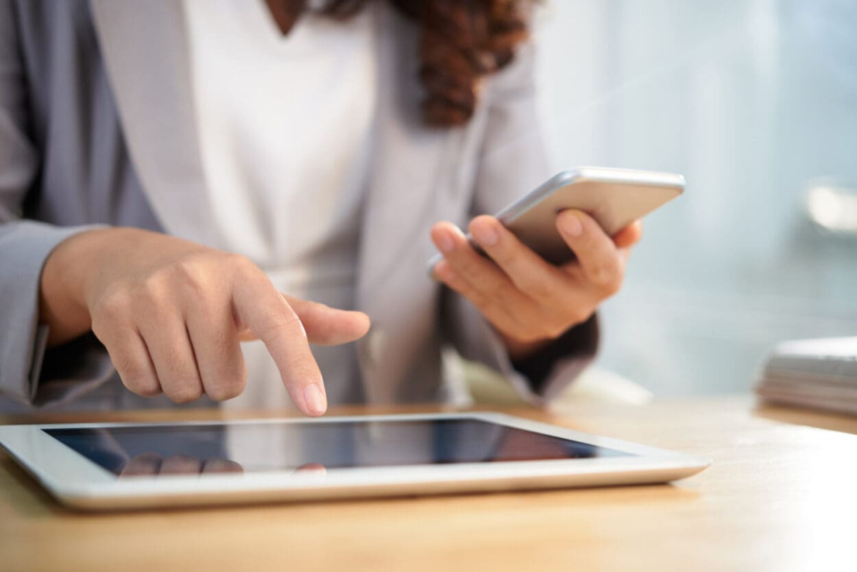 https://www.elpespunte.es/wp-content/uploads/2023/01/hands-of-anonymous-business-woman-using-digital-tablet-and-smartphone-at-work.jpg