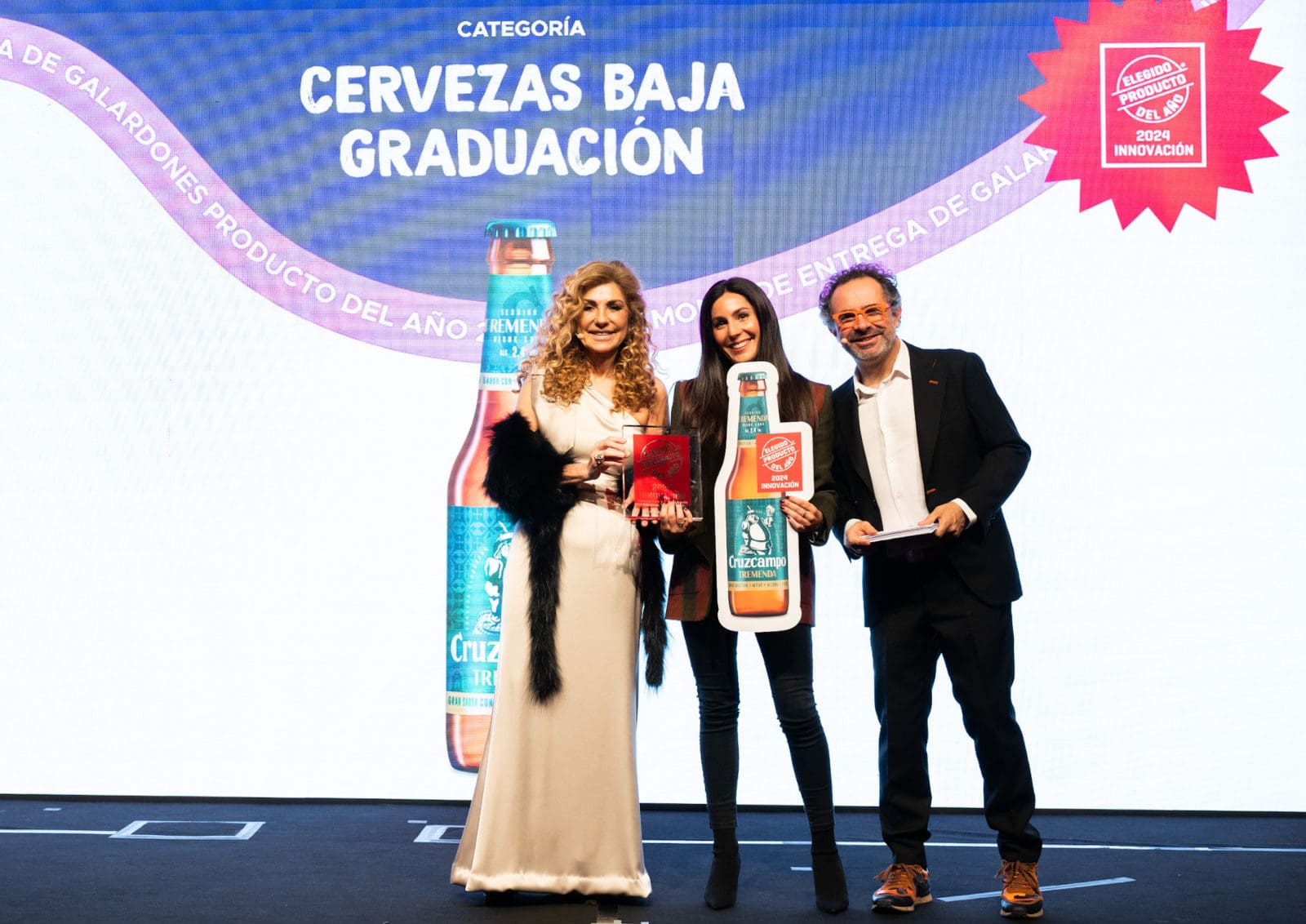 Sabina Ruiz Cruz, Brand Manager de Cruzcampo (centro), x recoge el premio a la Innovación Producto del año otorgado a Cruzcampo Tremenda_1