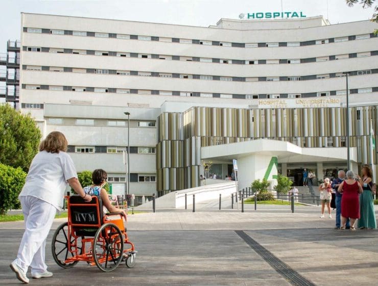 paciente-en-silla-de-ruedas-en-las-inmediaciones-del-Hospital-Universitario-Virgen-Macarena-scaled-e1655796080767