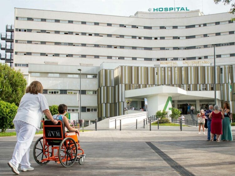https://www.elpespunte.es/wp-content/uploads/2024/03/paciente-en-silla-de-ruedas-en-las-inmediaciones-del-Hospital-Universitario-Virgen-Macarena-scaled-e1655796080767.jpg