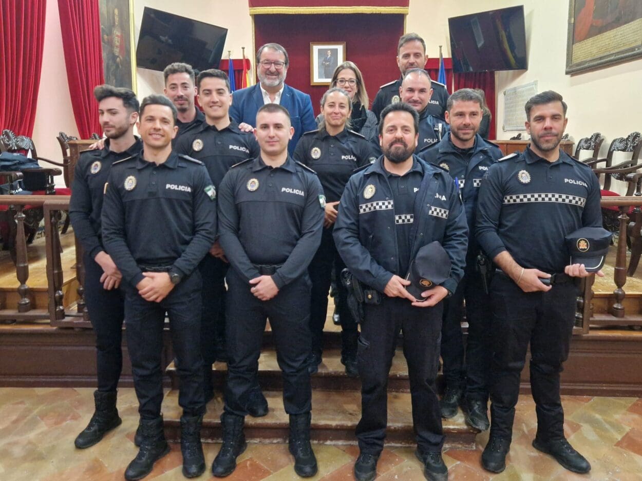 https://www.elpespunte.es/wp-content/uploads/2024/03/seis-nuevos-policias-CARMONA-scaled.jpg