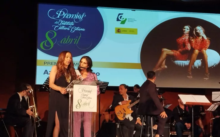 Azúcar Moreno recogiendo el Premio Cultura Gitana