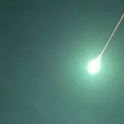 luz verde cielo meteorito